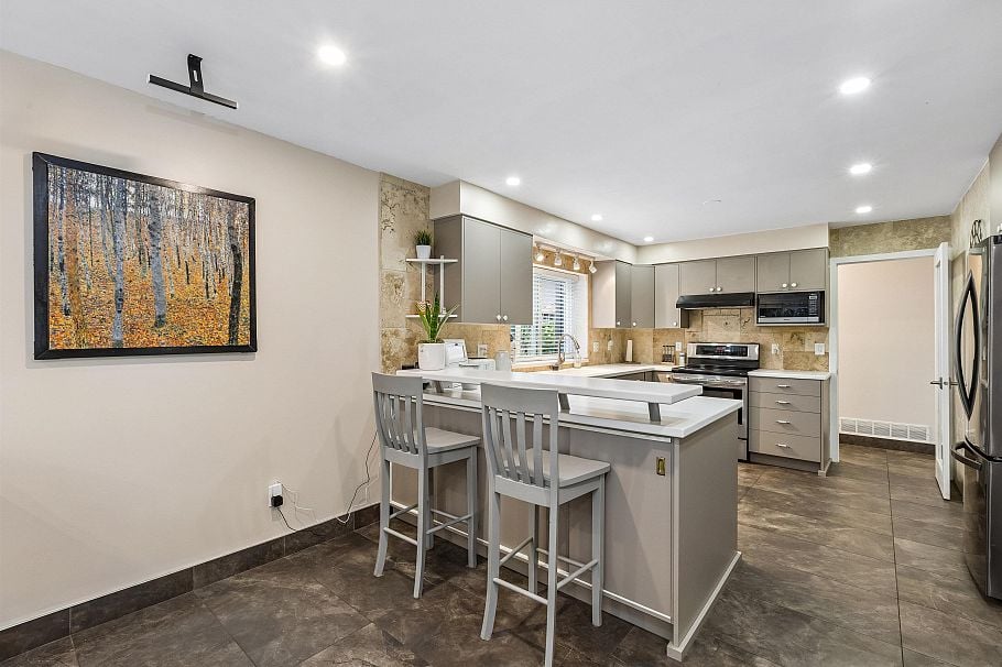 1501 Ostler Court North Vancouver, BC - 10