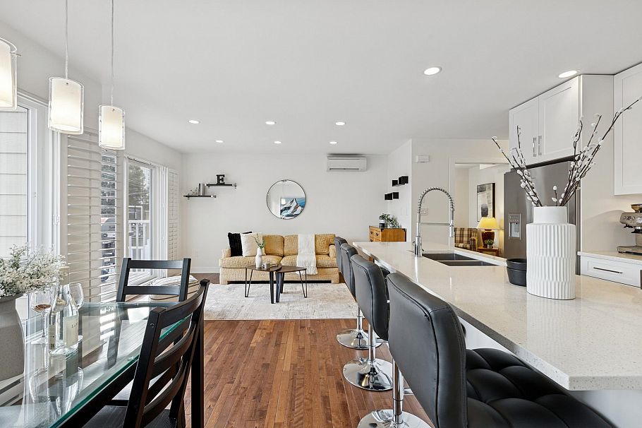 205 E 18th Street North Vancouver, BC - 2
