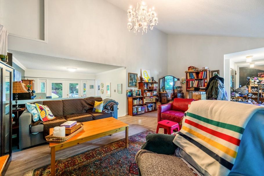 5261 Cliffridge Avenue North Vancouver, BC - 3