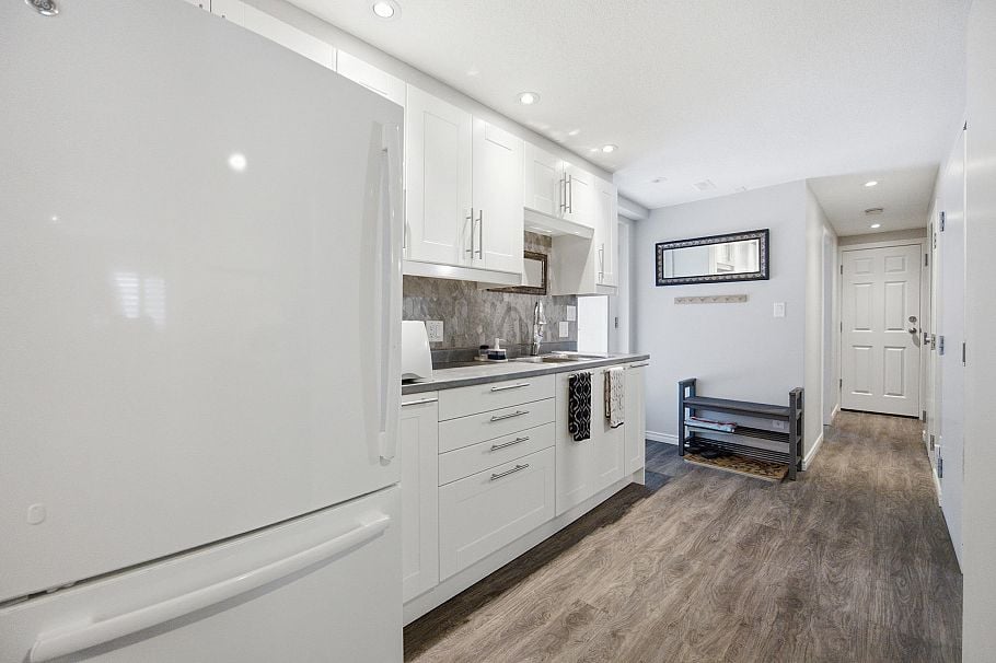 944 Tollcross Road North Vancouver, BC - 26