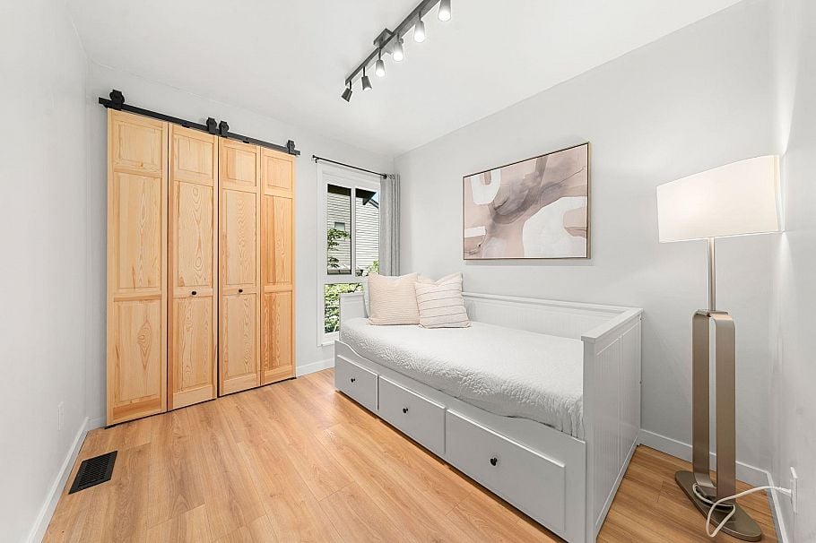 18 220 E 11th Street North Vancouver, BC - 23