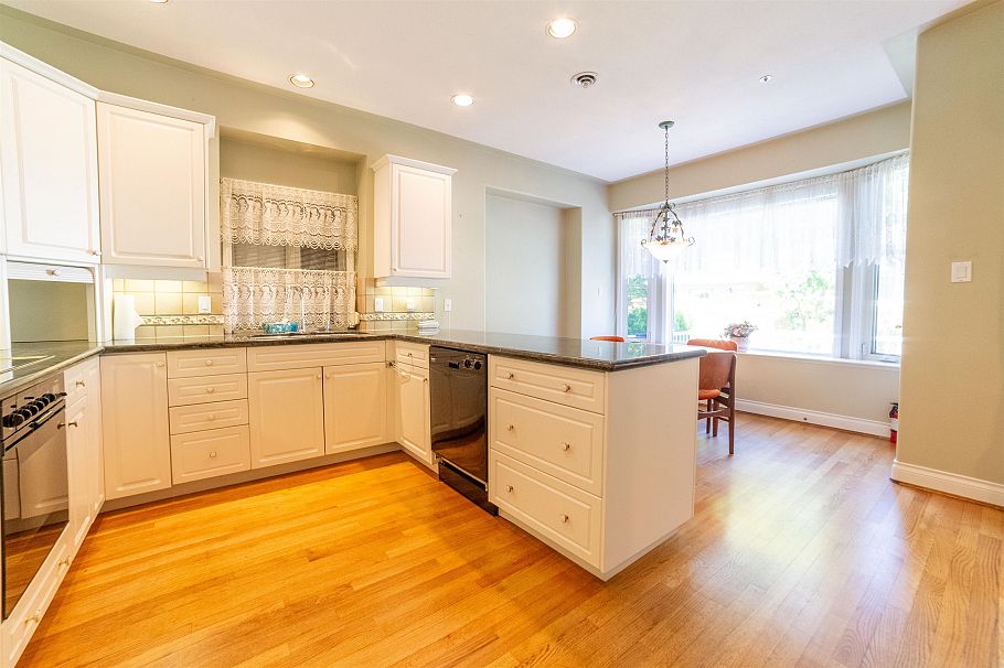 2849 W 35th Avenue Vancouver, BC - 9