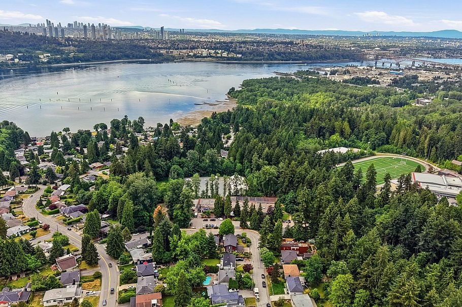 944 Tollcross Road North Vancouver, BC - 38