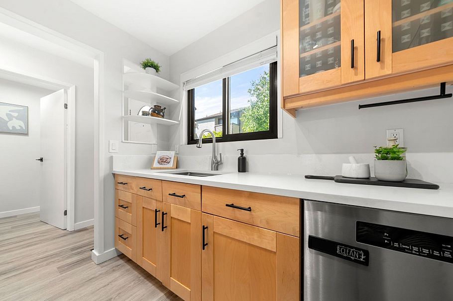 18 220 E 11th Street North Vancouver, BC - 14