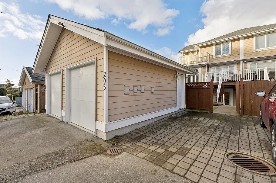 205 E 18th Street North Vancouver, BC - 36
