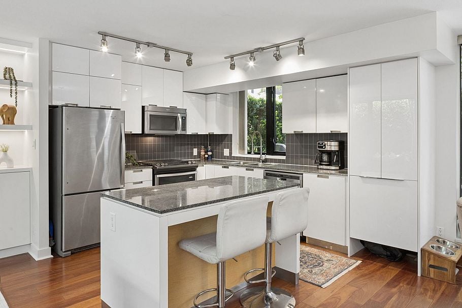 153 W 2nd Street North Vancouver, BC - 16