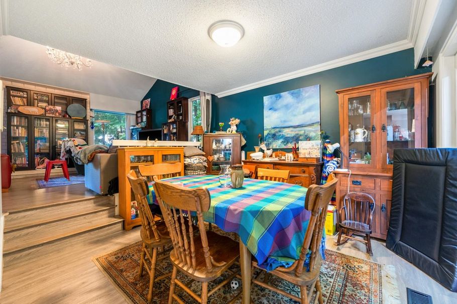 5261 Cliffridge Avenue North Vancouver, BC - 5