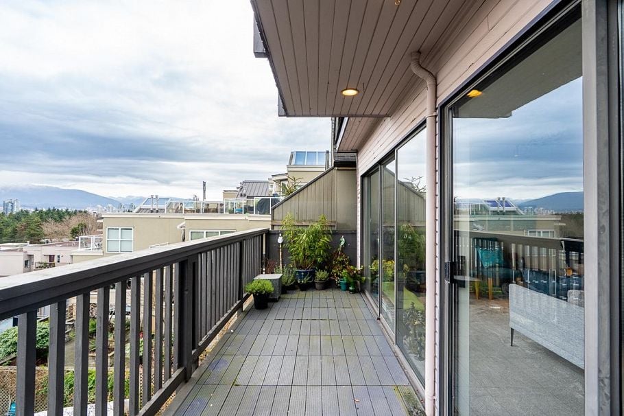 967 W 8th Avenue Vancouver, BC - 9