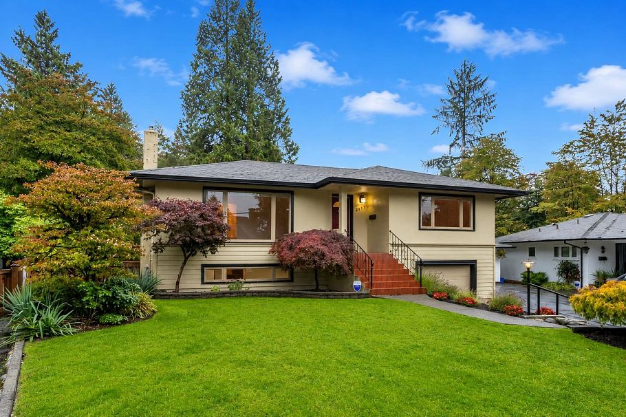 2870 Thorncliffe Drive North Vancouver, BC - 2