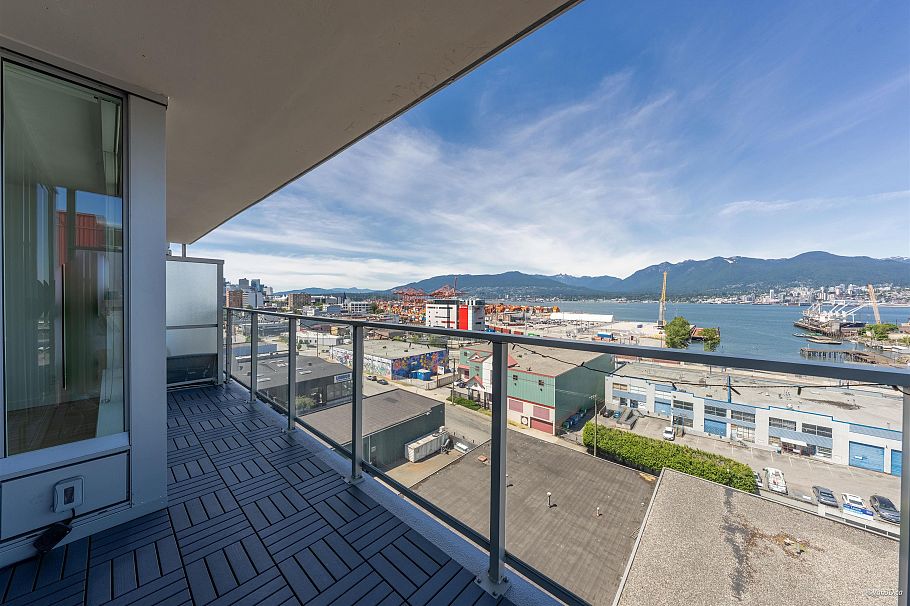 1004 933 E Hastings Street Vancouver, BC - 4