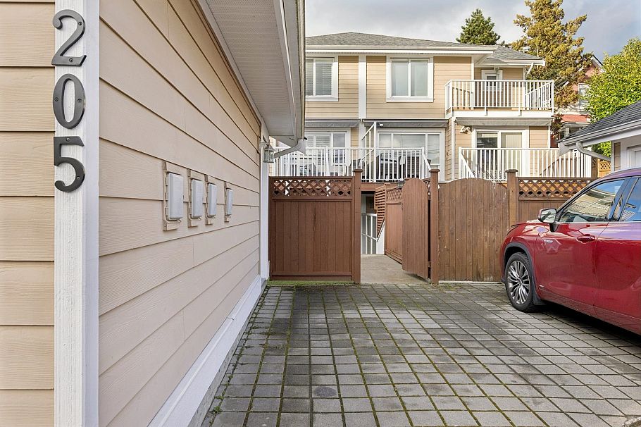 205 E 18th Street North Vancouver, BC - 35