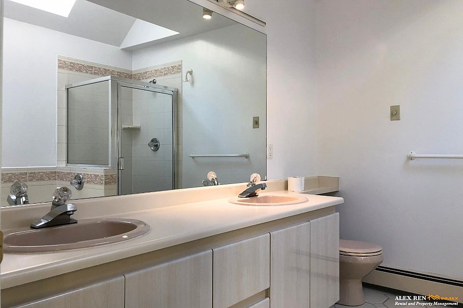 4396 W 11th Avenue Vancouver, BC - 9