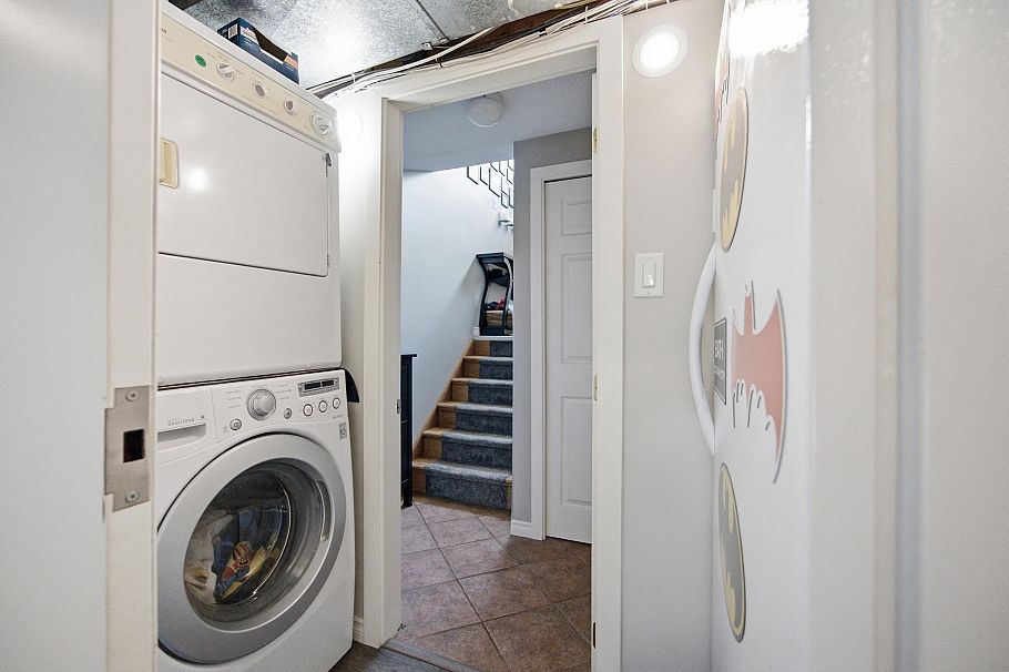 944 Tollcross Road North Vancouver, BC - 25