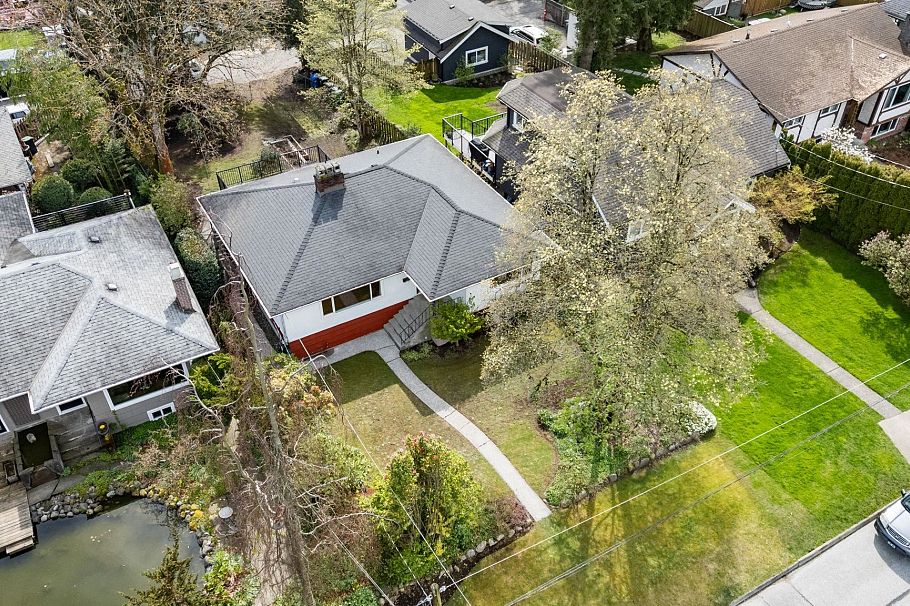 753 E 9th Street North Vancouver, BC - 32