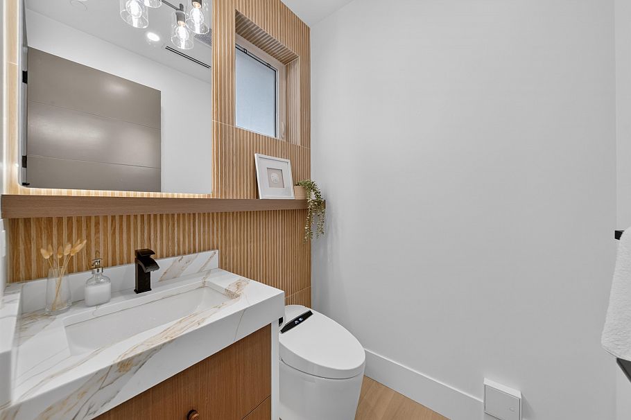 1 847 E 10th Avenue Vancouver, BC - 7