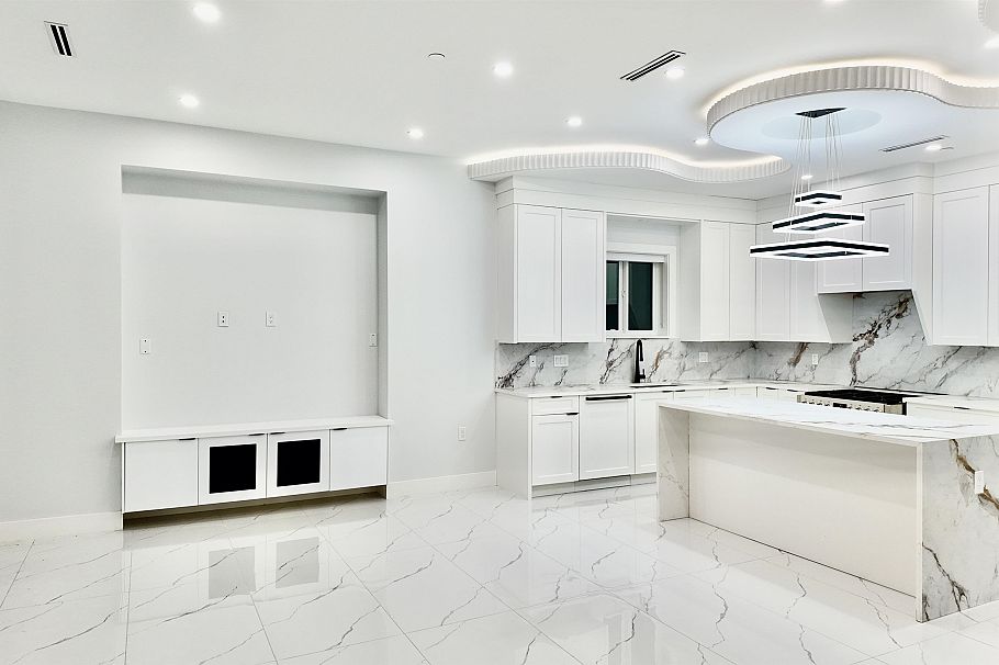 1330 E 64th Avenue Vancouver, BC - 3