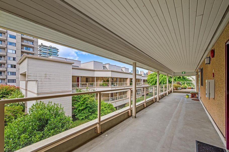 402 1350 Comox Street Vancouver, BC - 5