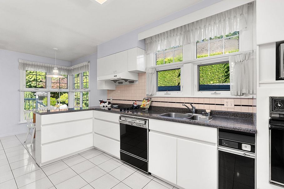 1537 W 40th Avenue Vancouver, BC - 18