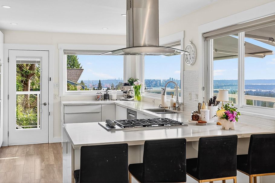668 Alpine Court North Vancouver, BC - 1