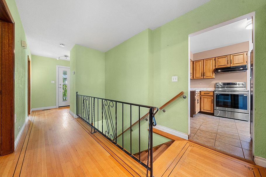 753 E 9th Street North Vancouver, BC - 26