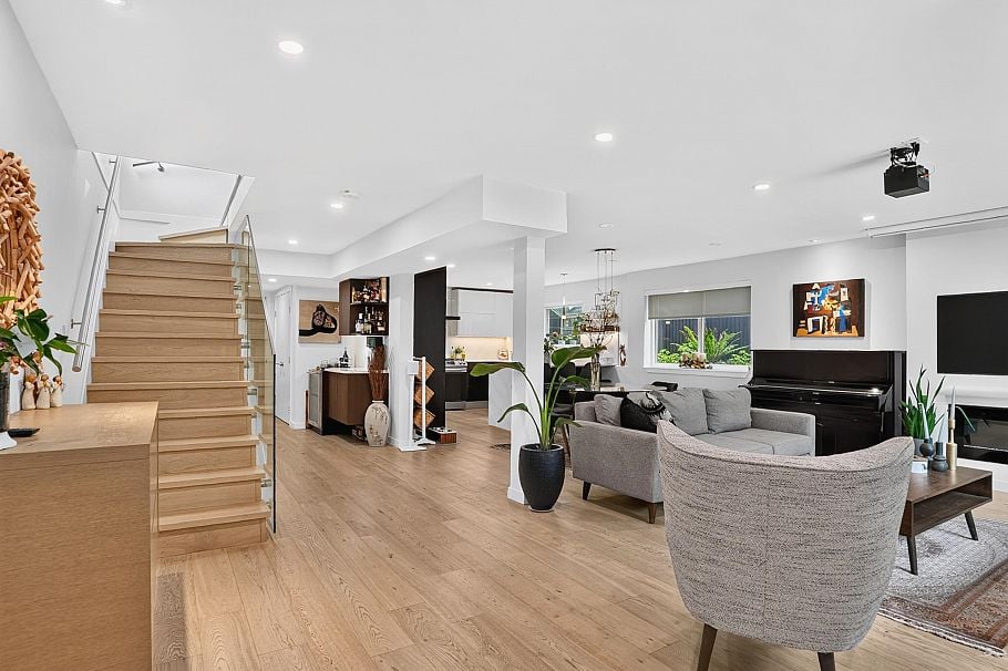 514 W 28th Street North Vancouver, BC - 1
