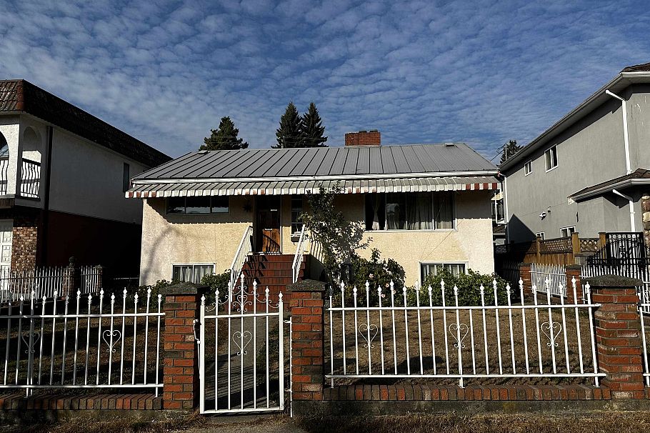 2621 E 8th Avenue Vancouver, BC - 1
