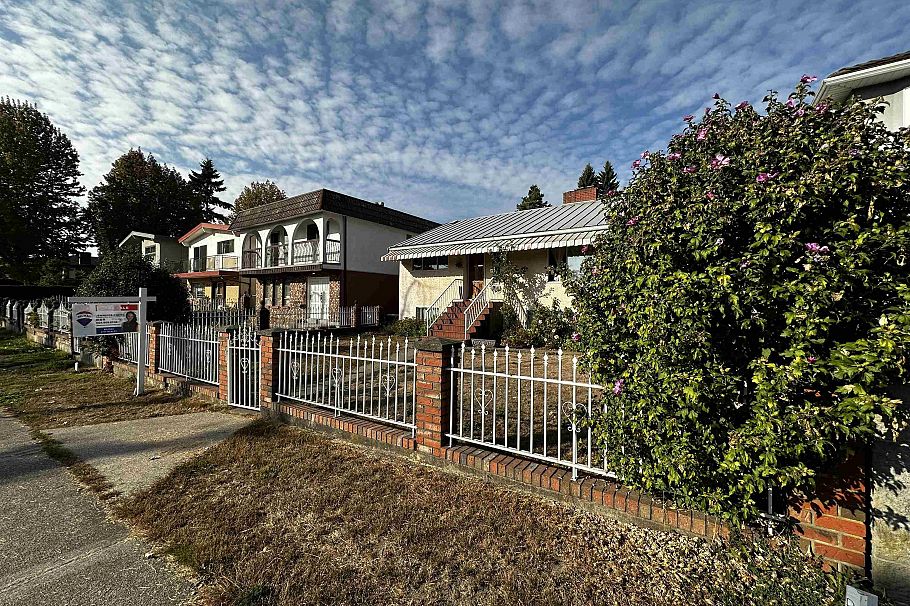 2621 E 8th Avenue Vancouver, BC - 3