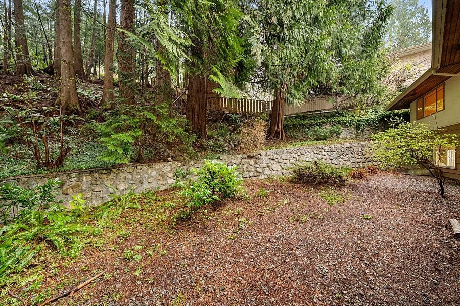 234 Rondoval Crescent North Vancouver, BC - 33