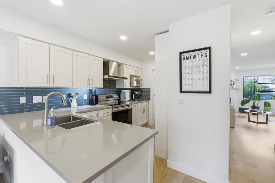 10 2118 Eastern Avenue North Vancouver, BC - 2