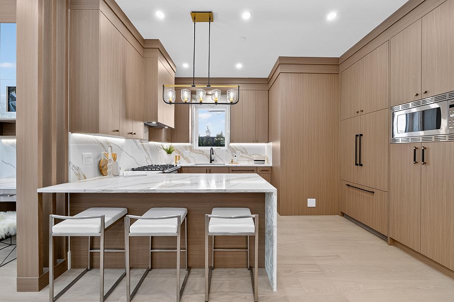 1 847 E 10th Avenue Vancouver, BC - 5