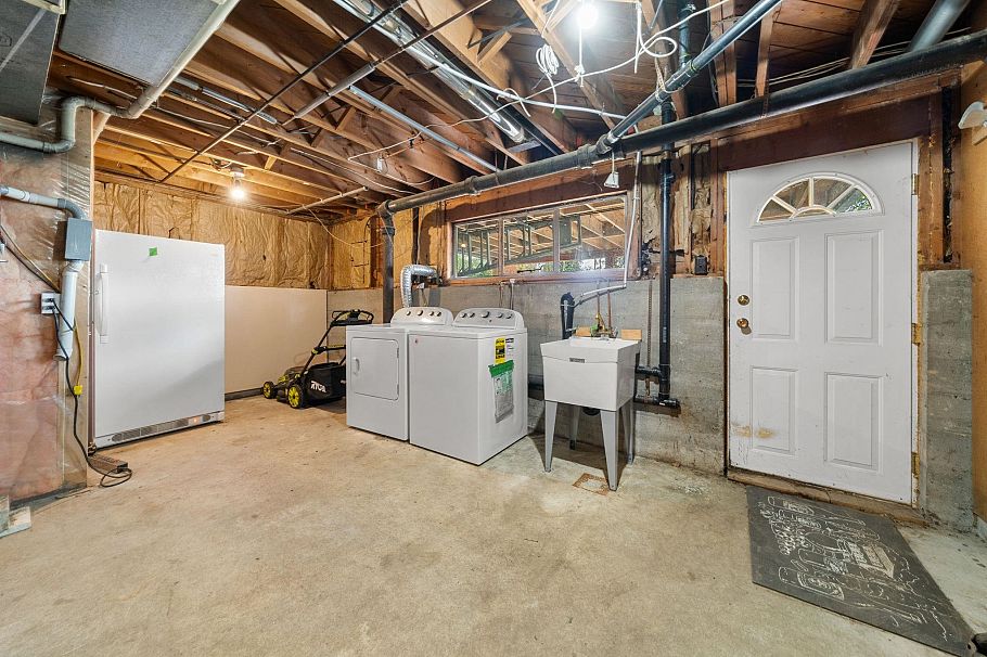 753 E 9th Street North Vancouver, BC - 30