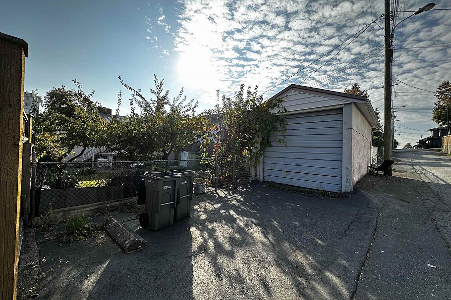 2621 E 8th Avenue Vancouver, BC - 5
