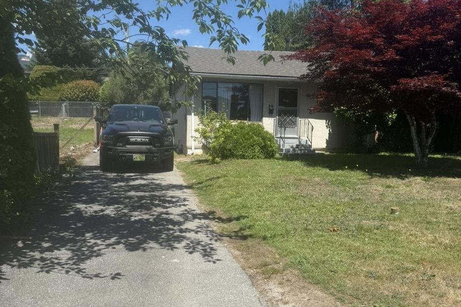 446 E 16th Street North Vancouver, BC - 2