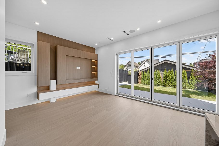 2 847 E 10th Avenue Vancouver, BC - 2