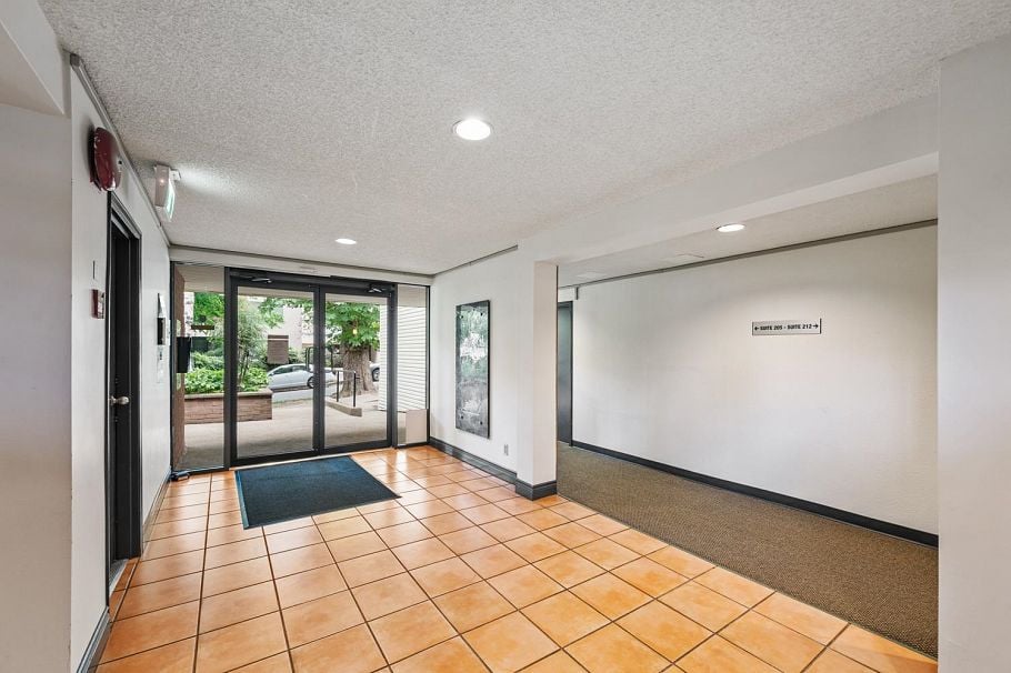 402 1350 Comox Street Vancouver, BC - 4