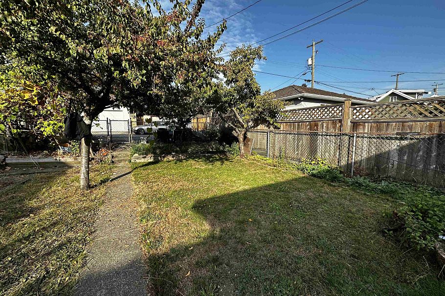 2621 E 8th Avenue Vancouver, BC - 9