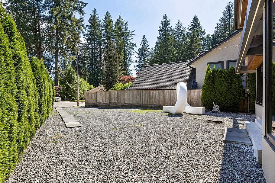 4577 Capilano Road North Vancouver, BC - 40