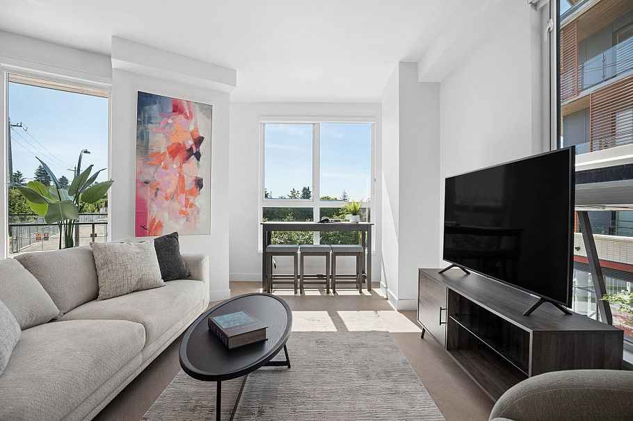 204 333 St. Davids Avenue North Vancouver, BC - 1