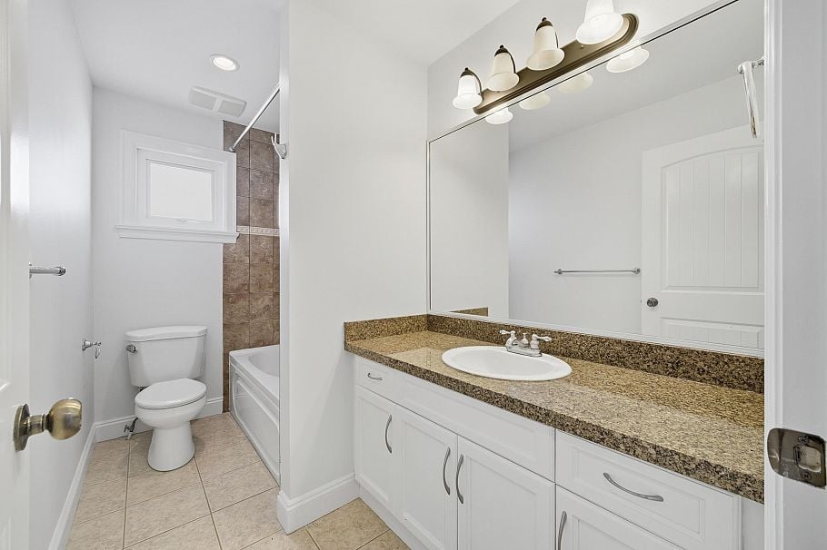 2411 George Street North Vancouver, BC - 25