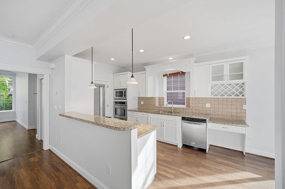 2411 George Street North Vancouver, BC - 12
