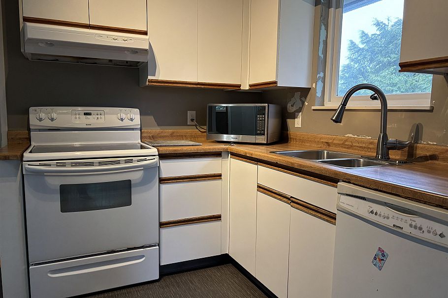 981 Friar Crescent North Vancouver, BC - 9