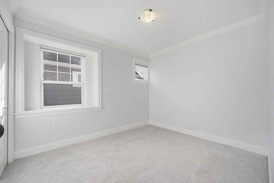 2411 George Street North Vancouver, BC - 24