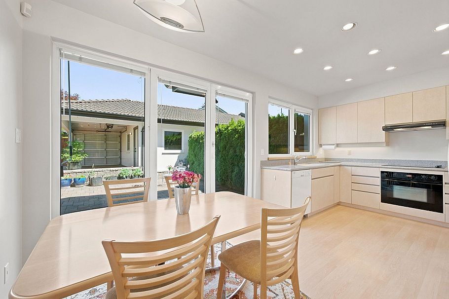 305 E 17th Street North Vancouver, BC - 17