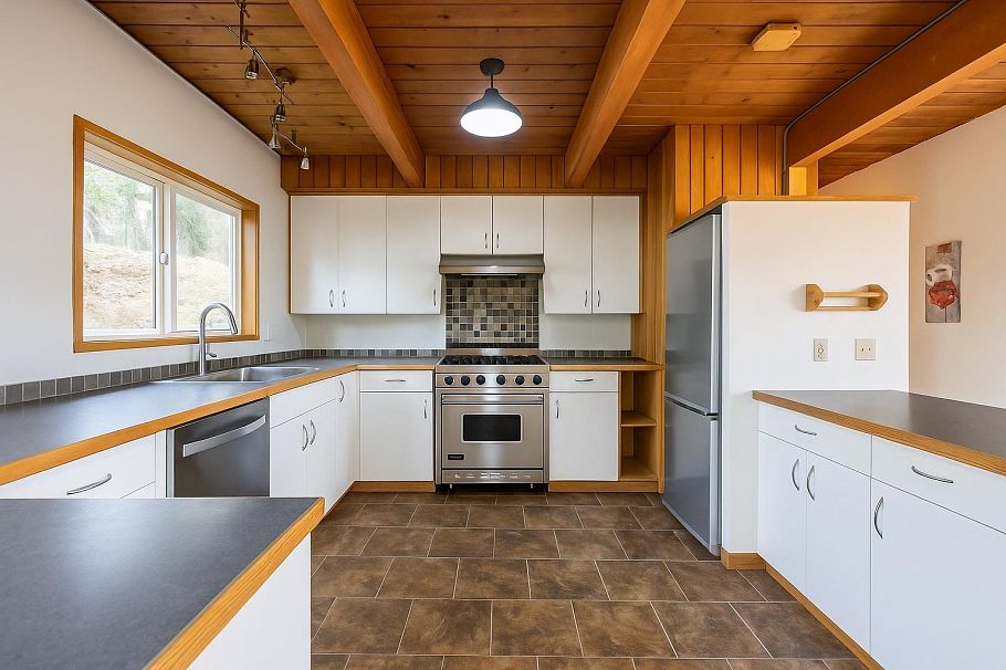 873 Baycrest Drive North Vancouver, BC - 1