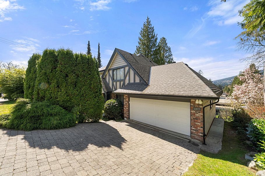 4877 Cedarcrest Avenue North Vancouver, BC - 1
