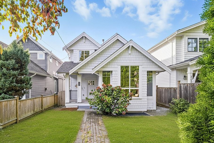 2411 George Street North Vancouver, BC - 1
