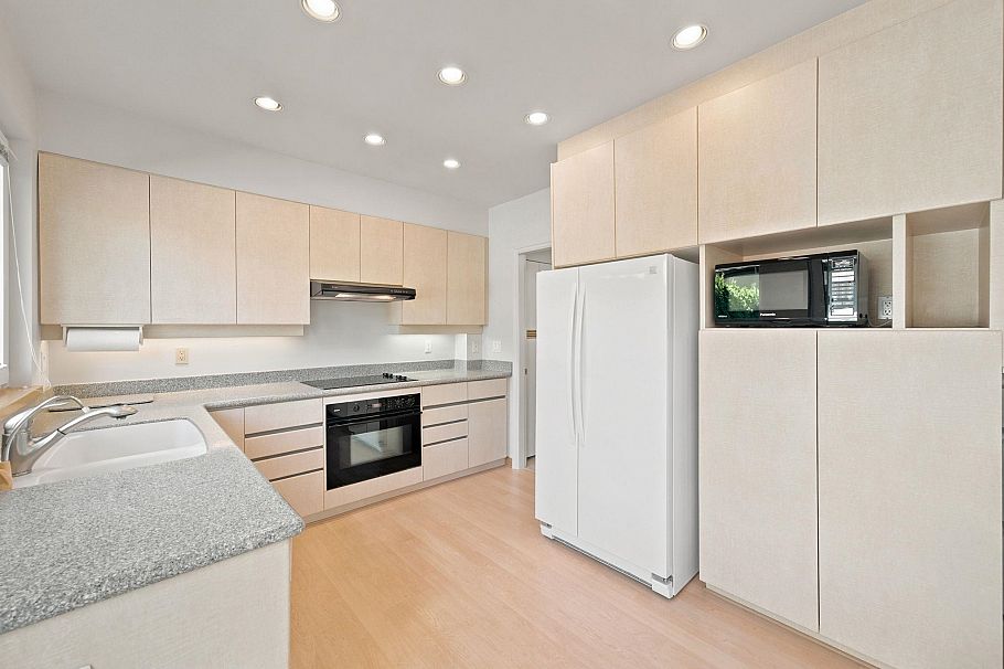 305 E 17th Street North Vancouver, BC - 14