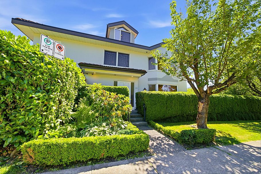 305 E 17th Street North Vancouver, BC - 37