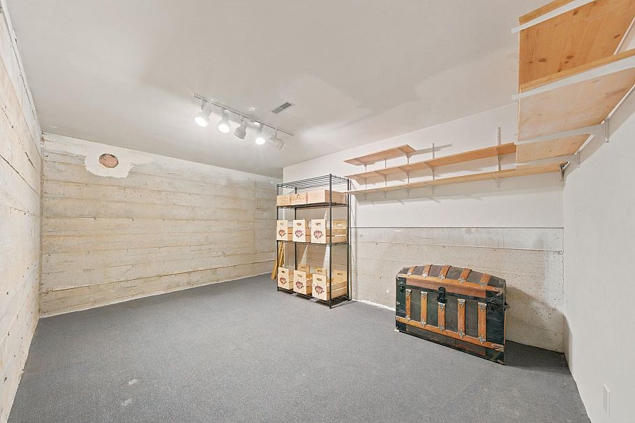 305 E 17th Street North Vancouver, BC - 29