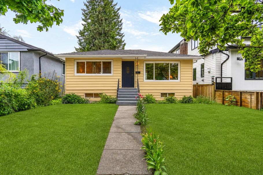 2578 E 15th Avenue Vancouver, BC - 3